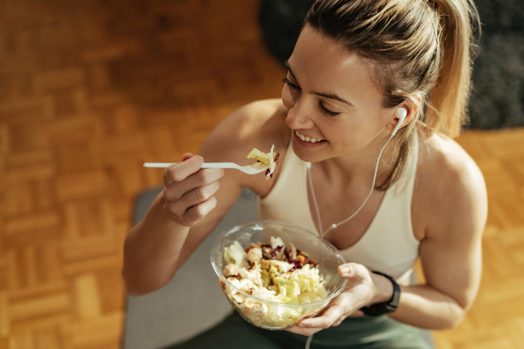 a woman eat before or after workout to lose weight