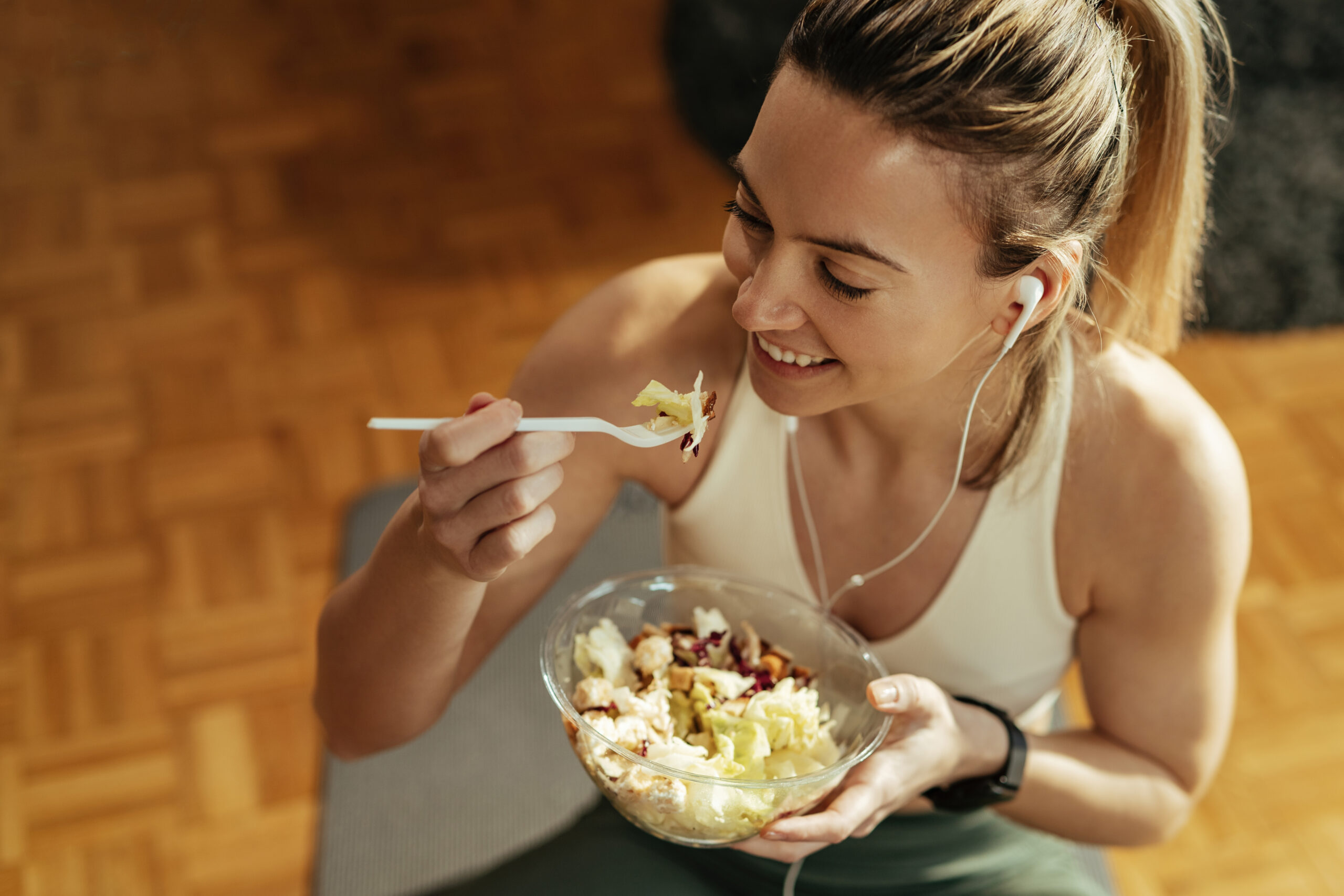 a woman eat before or after workout to lose weight